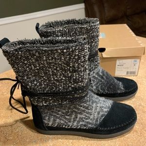 Woman’s size 6 Toms/boots